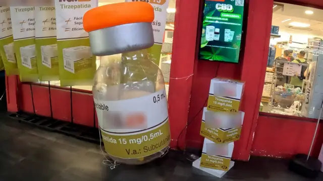 Propagandas em farmácias de Ciudad del Este estimulam brasileiros a comprar canetas proibidas de entrar no Brasil