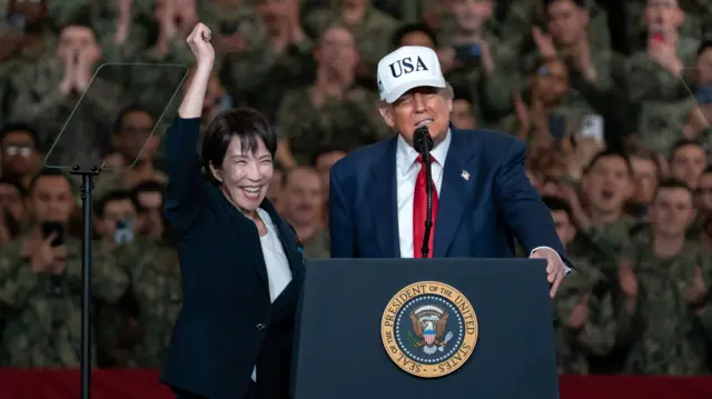 La primera ministra japonesa, Sanae Takaichi, junto al presidente estadounidense, Donald Trump, el 28 de octubre de 2025 Japón. 