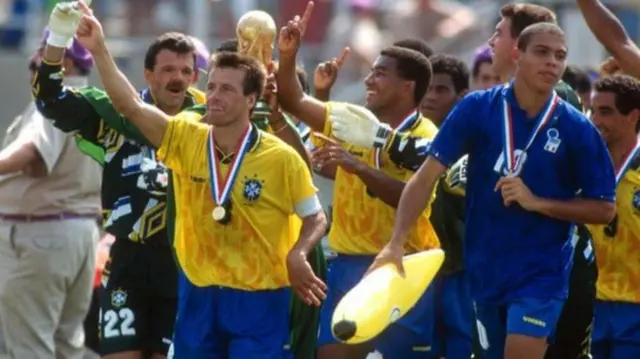 رونالدو در ۱۷ سالگی بدون این که یک دقیقه بازی کند همراه با برزیل قهرمان جام جهانی شد