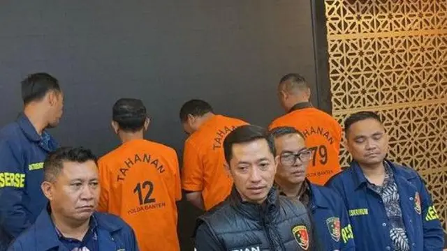 Dirkrimum Polda Kombes Dian Setyawan (tengah) dalam konferensi pers penetapan tersangka Ketua Kadin Cilegon yang meminta jatah proyek Rp 5 triliun tanpa lelang 