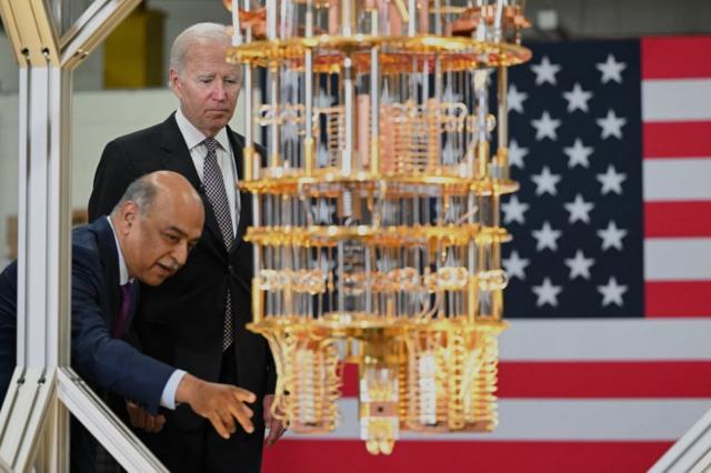 O presidente dos Estados Unidos observa um computador quântico