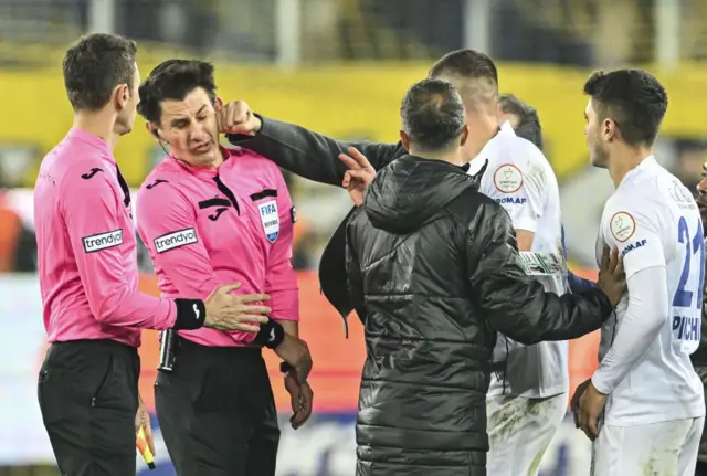 Halil Maler recibe un puñetazo de Faruk Koka 