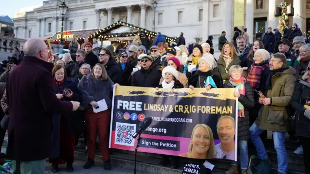 خانواده و حامیان زوج بریتانیایی محبوس در ایران پیش از حرکت به سوی مقر نخست وزیری بریتانیا، نسخه‌ای از ترانه «کنارم بمان» را همراه با جمعیت حاضر در محل خواندند