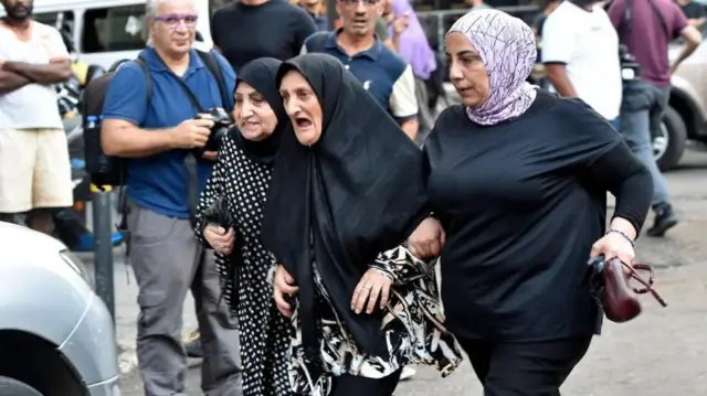 Wanawake watatu wakikimbilia katika hospitali moja huko Beirut kwa habari za wapendwa wao, kufuatia milipuko hiyo