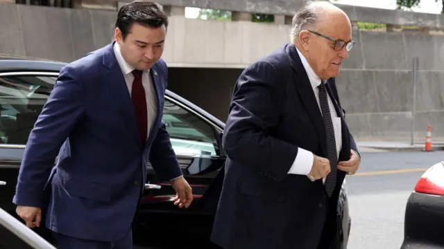 অভিযুক্তদের মধ্যে রয়েছেন মি. ট্রাম্পের উকিল রুডি জলিয়ানি (ডানে)