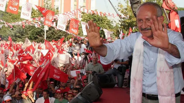 Kemal Kilicdaroglu, leader of Republican People's Party (CHP), Turkey's main opposition party, gesture during one rally for Ankara on September 5, 2010
