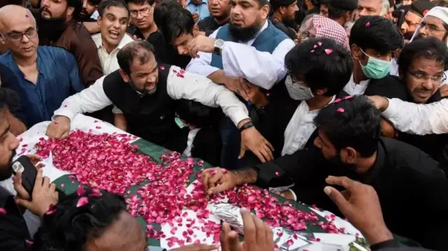 ইসলামাবাদে আরশাদ শরীফের জানাজায় হাজার হাজার মানুষ যোগ দেন