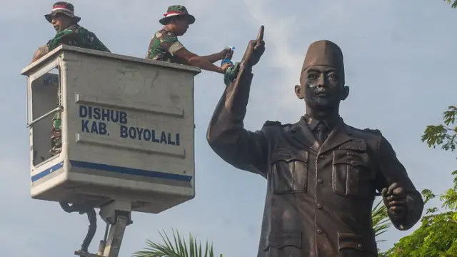 Sejumlah prajurit TNI Angkatan Darat membersihkan patung Sokarno di Boyolali, Jawa Tengah, Selasa (15/8/2023). 