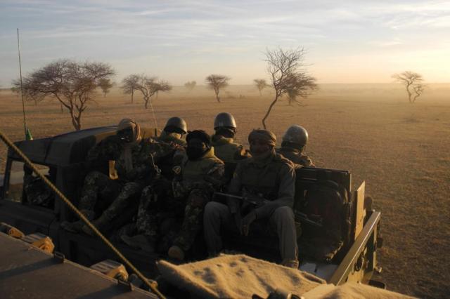 Une patrouille militaire dans le Sahel