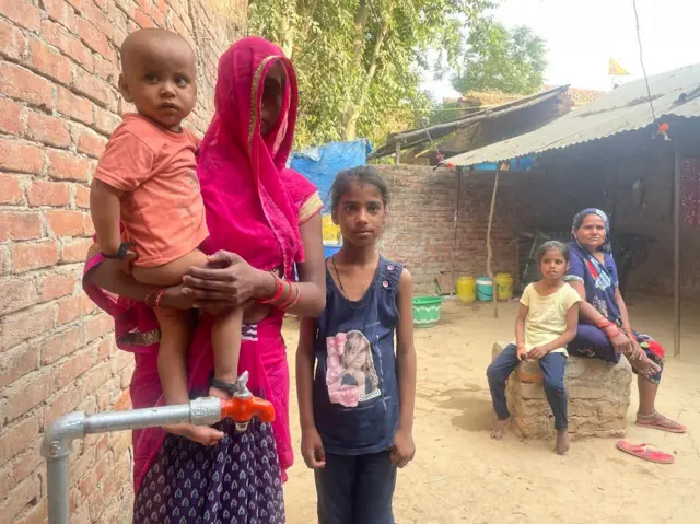 घर में लगी टंकी के साथ खड़ी रुचि