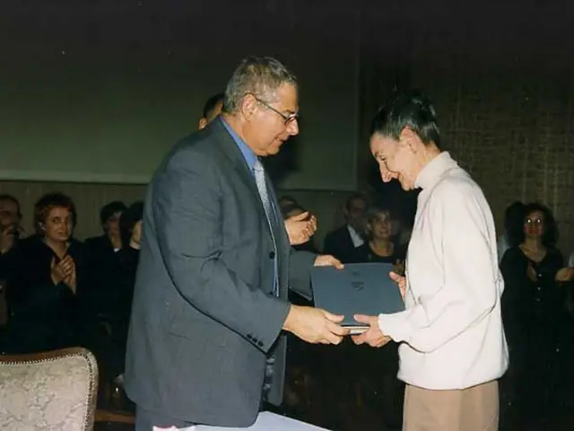 Martina Levenc Marković prima Medalju 2000. od tadašnjeg izraelskog ambasadora u Beogradu Jorama Šanija