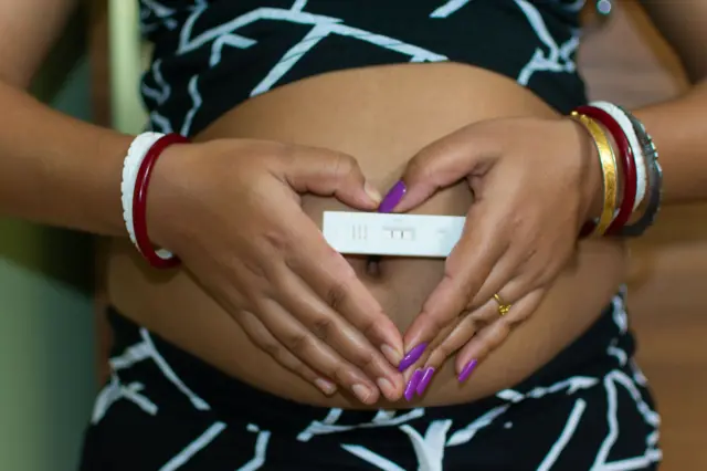 યુવતીઓ પ્રૅગનન્સી ટ્રૅકિંગ ઍપ્સ, ફર્ટિલિટી ટ્રૅકિંગ ઍપ્સ, પીરિયડ્સ, હૉર્મોનલ ગોળીઓ, કૉપર ટી, ગર્ભનિરોધક ગોળીઓ, નિરોધ, કૉન્ડોમ, પુરુષો માટે કૉન્ડોમ, પીલ્સ, નિયમિત માસિક, અનિયમિત માસિક, બીબીસી ગુજરાતી, બીબીસી ન્યૂઝ ગુજરાતી 