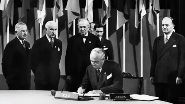 مراسم امضای منشور سازمان ملل که نمایندگان وقت ملل ازجمله هری ترومن دیده می‌شوند