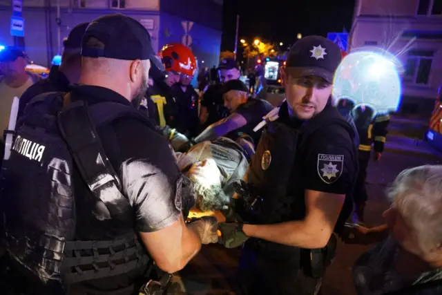 Спасательные работы у обрушившегося жилого дома во Львове