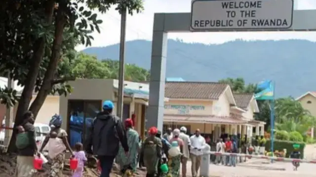 Abantu bariko berekeza ku rubibe n'Urwanda