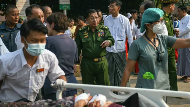 敏昂萊(中)在內比都一所醫院視察地震傷患救治情況(28/3/2025)