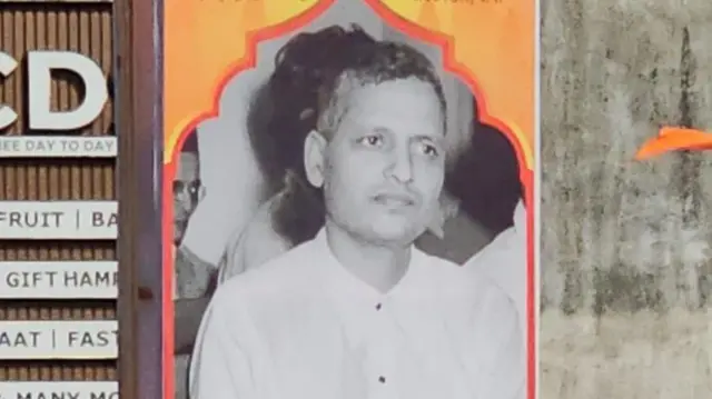 વલસાડમાં આયોજિત રામનવમીની શોભાયાત્રામાં નાથુરામ ગોડસેનાં પોસ્ટર લાગતાં વિવાદ થયો છે
