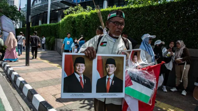 Seorang pedagang kaki lima menjual poster Prabowo Subianto dan Gibran Rakabuming Raka pada 20 Oktober 2024 di Jakarta, Indonesia.