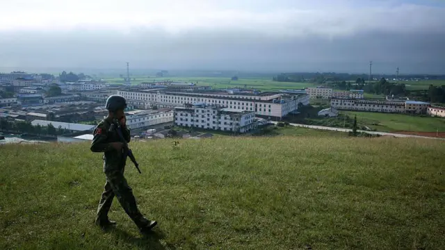 ကချင်ပြည်နယ်၊ မိုင်ဂျာယမ်မြို့ မှာ လုံခြုံရေးယူနေတဲ့ KIA တပ်ဖွဲ့ဝင်တစ်ဦး (ပုံဟောင်း)