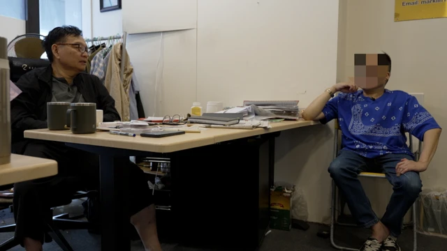 โรเจอร์ (ขวา-เบลอหน้า) พูดถึงมาตรฐานการเลือกภรรยากับผู้จัดหาคู่ (ซ้าย)