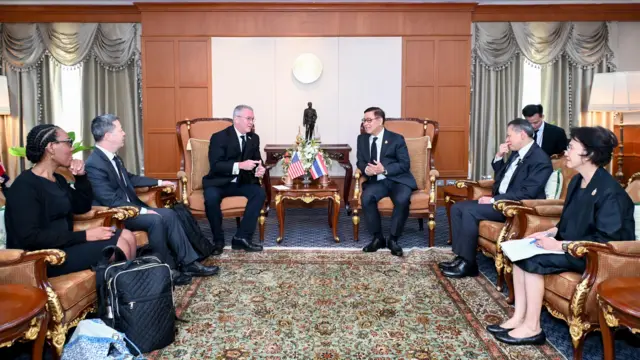 အမေရိကန်ရဲ့ အရှေ့အာရှနဲ့ ပစိဖိတ်ရေးရာ လက်ထောက်နိုင်ငံခြားရေးဝန်ကြီးနဲ့ ထိုင်းနိုင်ငံခြားရေးဝန်ကြီးတို့ တွေ့ဆုံနေတဲ့မြင်ကွင်း