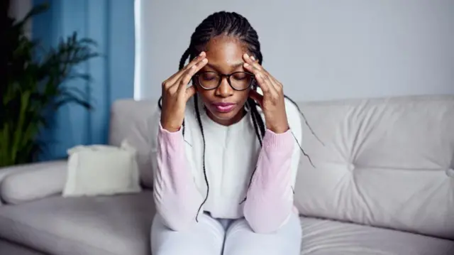 ርእሳ ብጭንቀት ዝሓዘት ሰበይቲ