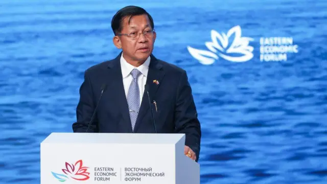 ရုရှားနိုင်ငံ ဗလာဒီဗော့စတော့မြို့က အရှေ့ဖျားဖိုရမ်မှာ စကားပြောနေတဲ့ စစ်ခေါင်းဆောင် ဗိုလ်ချုပ်မှူးကြီးမင်းအောင်လှိုင်