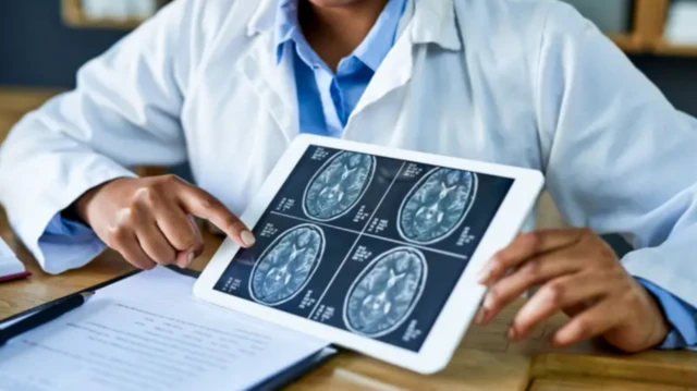 இந்தச் சாதனம் ஸ்மார்ட் வாட்ச்கள் மற்றும் பிட்னஸ் பேண்டுகளுக்கு மாறாக நெற்றியில் பொருத்தப்பட்டிருப்பதாகக் காட்டப்பட்டது.