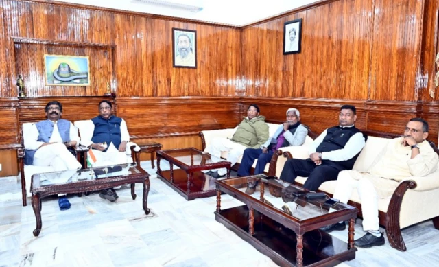 हेमंत सोरेन विधायकों के साथ बैठक करते हुए 