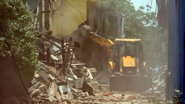 দিল্লিতে একটি কবরস্থান ভাঙা হচ্ছে বুলডোজার দিয়ে। ২০২৩ 