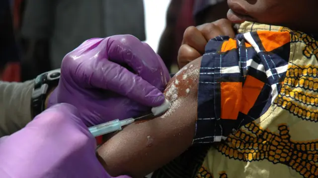 Health worker dey give injection