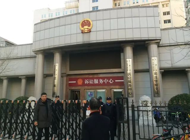 2017年12月26日,天津市第二中级人民法院外,安保人员和便衣警察正在执勤。