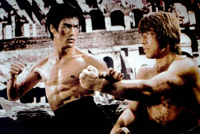 Bruce Lee (à gauche), artiste martial, acteur, réalisateur et scénariste sino-américain, et Chuck Norris, artiste martial américain, sur le tournage de leur film Meng Long Guo Jiang (La Voie du Dragon).
