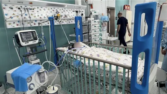 کودک افغان روی تخت بیمارستان