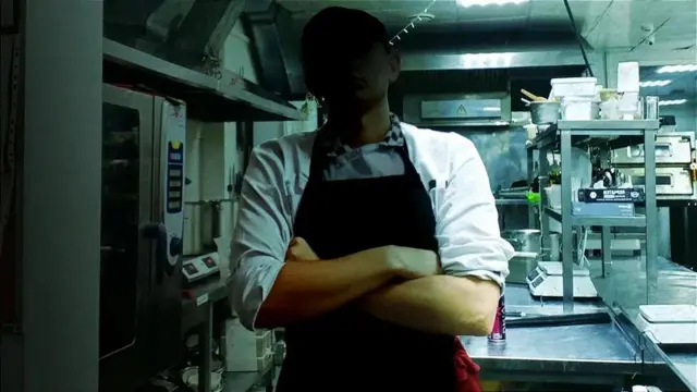 Mefedron laboratoriyasida fartuk taqqan, yuzi ko'rinmayotgan kishi