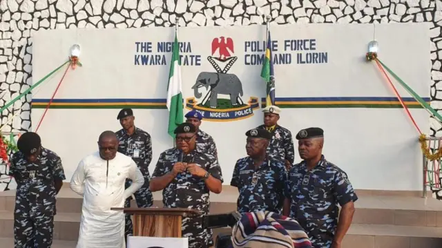 Kọmiṣanna ọlọpaa ipinlẹ Kwara, Adekimi Ojo lasiko to n ba awọn akọroyin sọrọ nipinlẹ naa, pẹlu rẹ ni awọn ọlọpaa miran