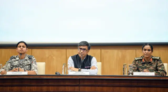 कर्नल सोफिया कुरेशी, परराष्ट्र सचिव विक्रम मिस्री आणि विंग कमांडर व्योमिका सिंग