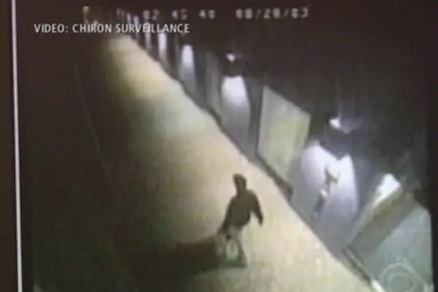 Picha za CCTV zilimnasa mwanamume ambaye FBI wanaamini kuwa ni Daniel Andreas San Diego akitembea karibu na Kituo cha Sayansi cha Chiron huko Emeryville wakati kampuni ya teknolojia ya kibayolojia ilipolipuliwa.