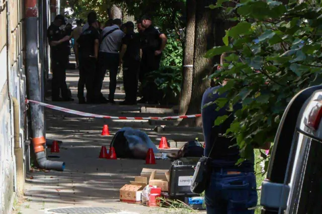 Загиблий Андрій Парубій лежить на вулиці, доки тривають слідчі дії