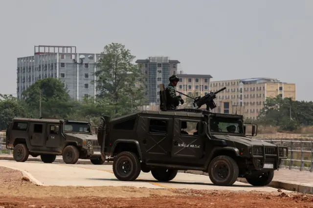 ထိုင်း - မြန်မာနယ်စပ် မဲဆောက်မြို့ဘက်ခြမ်းမှာ လုံခြုံရေး ကင်းစောင့်တဲ့ ထိုင်းစစ်သားတွေ 