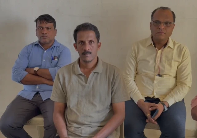 अर्णवचे वडील, जितेंद्र खैरे. (मध्यभागी बसलेले)