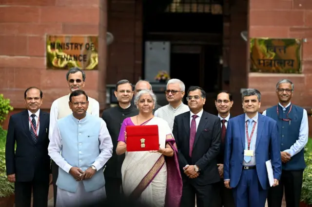 निर्मला सीतारमण बजट पेश करने से पहले वित्त मंत्रालय के बाहर