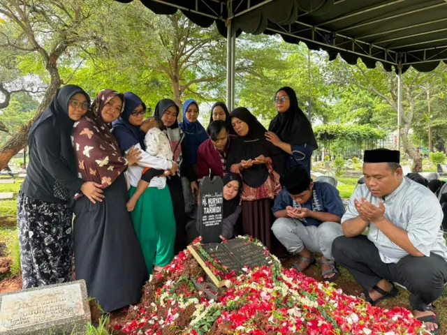 Suasana pemakaman almarhum Nuryati, korban kecelakaan KRL di Stasiun Bekasi Timur diiringi delapan anak-anaknya.