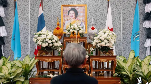 ประชาชนที่มาลงนามถวายความอาลัยแด่สมเด็จพระนางเจ้าสิริกิติ์ พระบรมราชินีนาถ พระบรมราชชนนีพันปีหลวง ณ บริเวณโถงชั้น 1 อาคารภูมิสิริมังคลานุสรณ์ โรงพยาบาลจุฬาลงกรณ์ สภากาชาดไทย เมื่อ 26 ต.ค. 