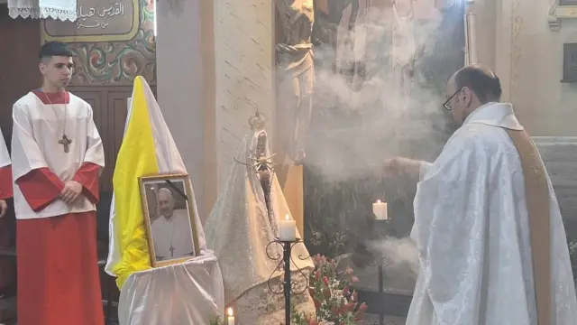 Misa tras la muerte del Papa Francisco en la parroquia Sagrada Familia en Ciudad de Gaza
