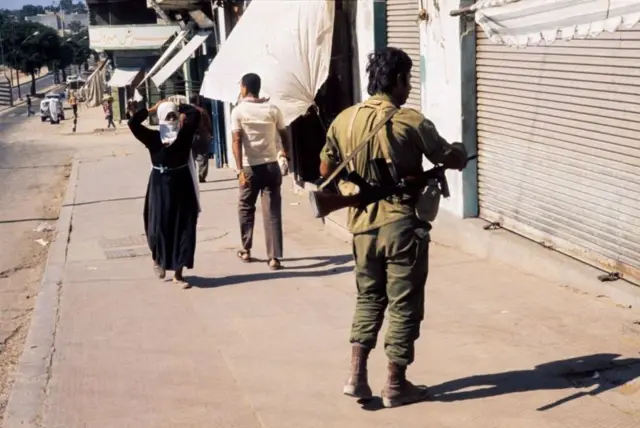 Patroli Israel di Gaza, 1973 | Para pengamat memperkirakan bahwa "Israel berusaha untuk membendung gerakan Islam yang sedang berkembang, namun kebingungan mereka dalam melakukan hal tersebut memungkinkan kelompok Islamis untuk menghindari semua kesulitan yang mungkin terjadi untuk memperluas dan memimpin gerakan tersebut pada waktu yang tepat."