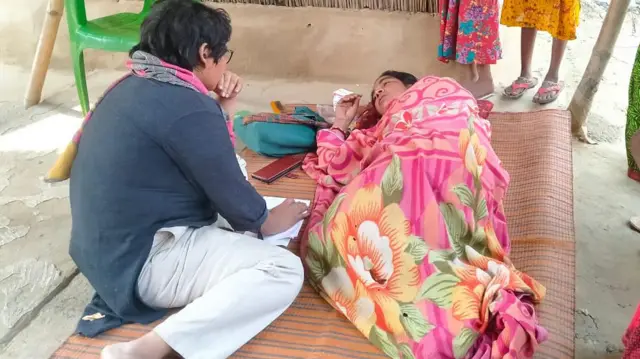 মানবাধিকার কর্মী শনিবার আহত এক নারীর অভিযোগ শুনছেন