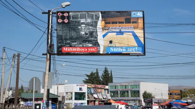 Фото с предвыборным плакатом партии «Грузинская мечта»