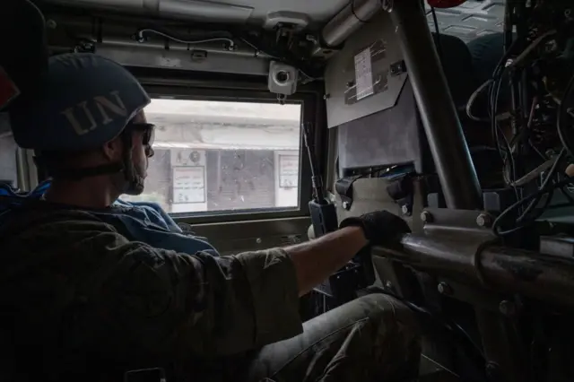 Um soldado da tropa espanhola das Forças Interinas das Nações Unidas no Líbano (UNIFIL)poker iniciantesum veículo militar patrulhando ao longo da fronteira pertopoker iniciantesKfarkela. 