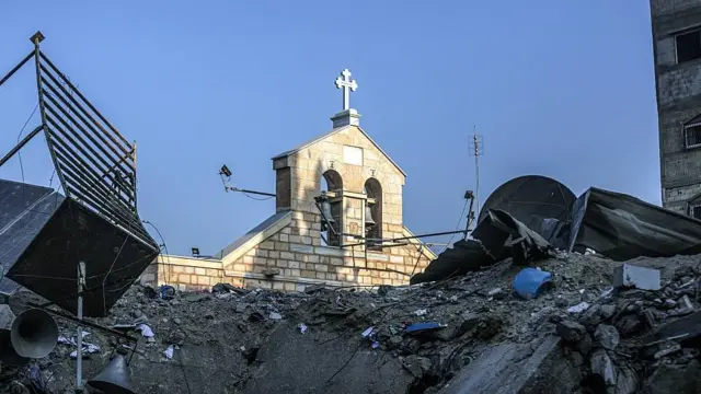 Fachada de la Iglesia Ortodoxa Griega de San Porfirio entre escombros